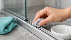 Duschschienen reinigen: Mit Alufolie Kalk und Seifenreste schnell entfernen