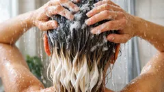 Shampoo nur am Ansatz: so bleibt dein Haar länger frisch und die Spitzen werden weniger trocken