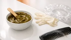 Henna gegen graue Haare: So deckst du Grau natürlich ab – ohne klassische Coloration