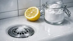 Abfluss stinkt? So reinigst du ihn mit Natron und Zitronensäure ganz ohne Chemiekeule