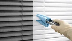 Jalousien reinigen in Minuten: der Socke-und-Zange-Trick gegen Staub auf Lamellen
